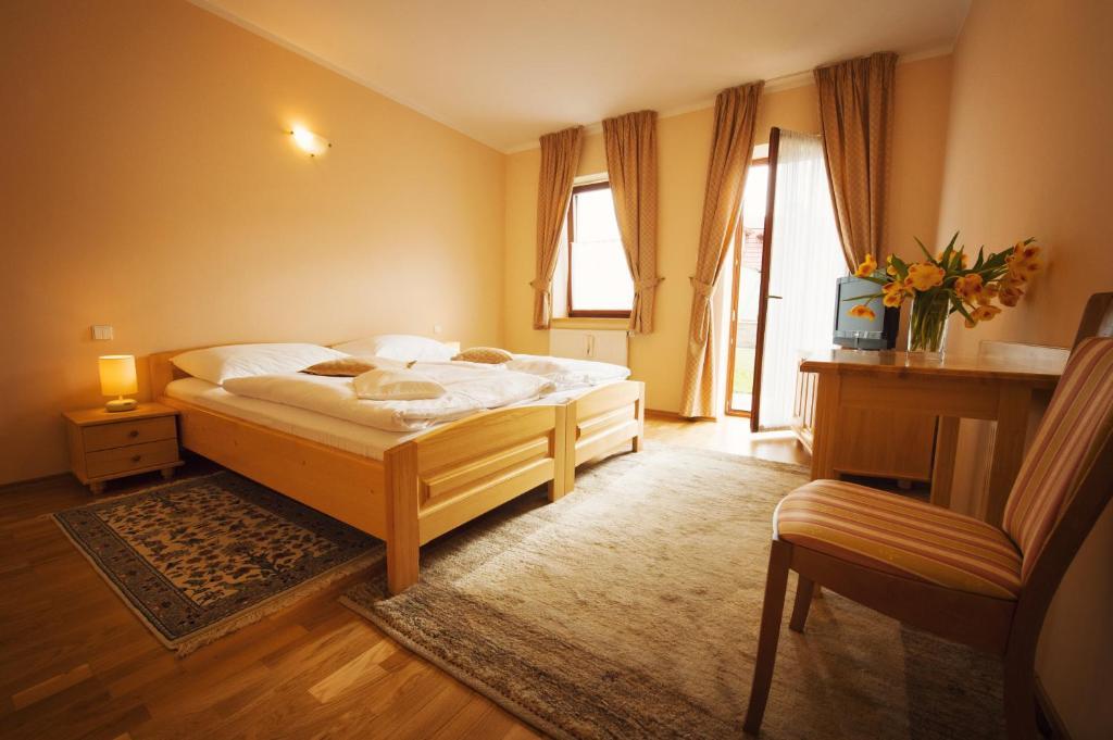 Hotel Karpatsky Dvor Lozorno Zimmer foto
