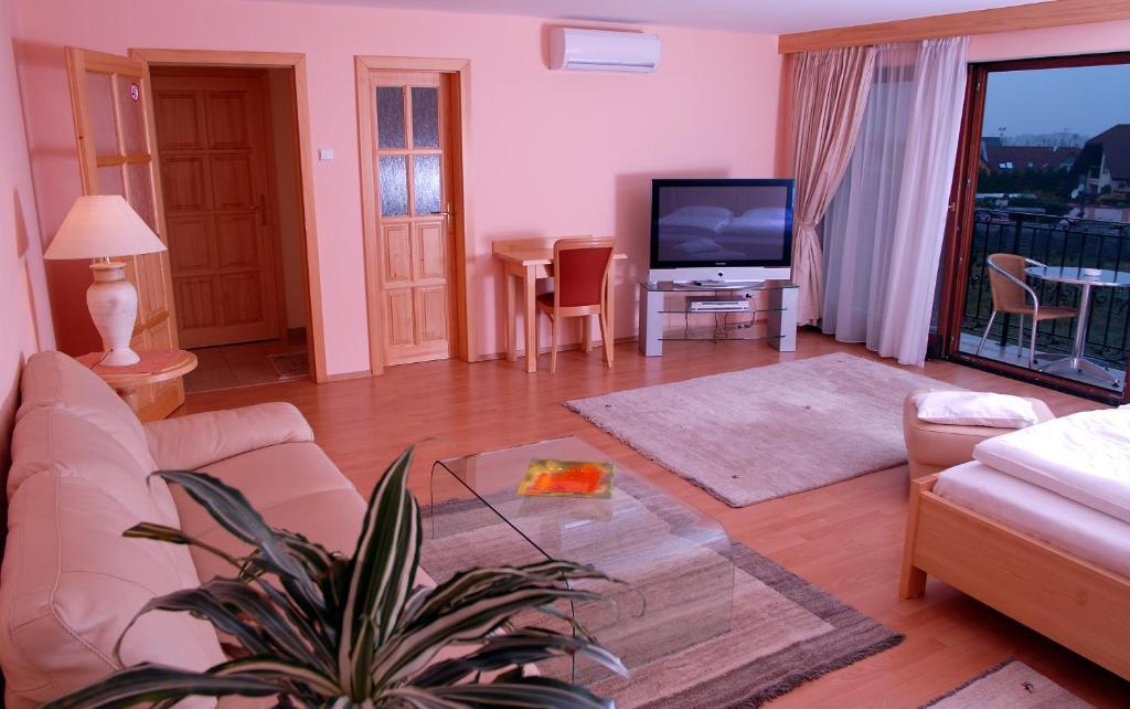 Hotel Karpatsky Dvor Lozorno Zimmer foto